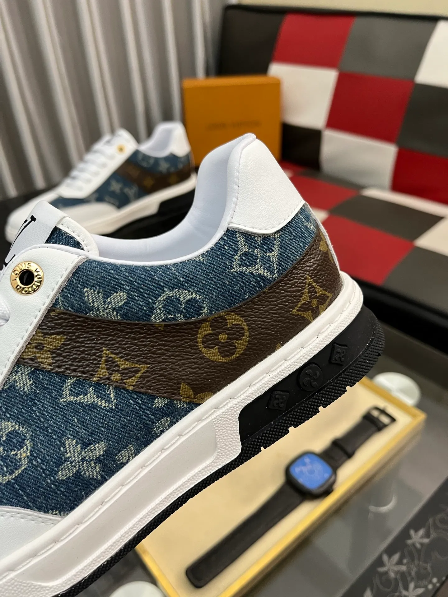 Men's shoes 💰400⌚️⌚️《Louis vuitton/LV Louis Vuitton》original quality.~ Unique modern style sneakers. 🏃A must-have casual shoe for trendy men😍😍 Original brand imported from Italy, imported original leather, cowhide lining (refuses to discolor and grind feet) sole: original sole provided by the original factory, French lazy style design ⚠️Fit to the feet, original quality, super comfortable original sole. Code number: 38-442️⃣Colors available